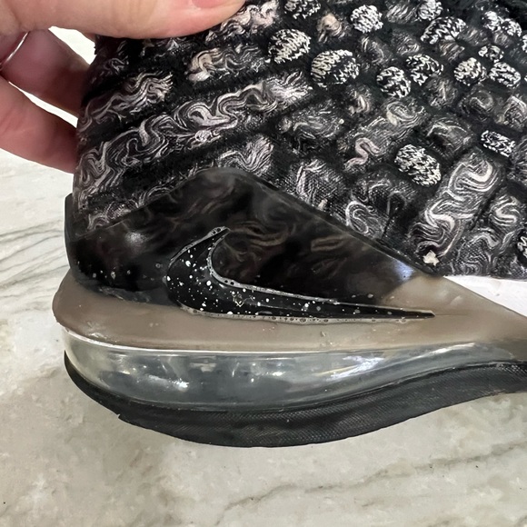 Boys 5.5 Nike zoom basketball shoes - Picture 3 of 7